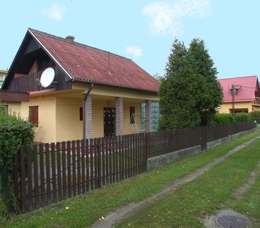 バラトンケレストゥールにあるHoliday home in Balatonmariafürdo 19576の前に柵のある家