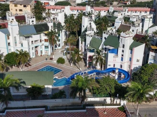 una vista aérea de un complejo con piscina en Apartamento con Piscina, Playa a 2 calles., en Santa Marta