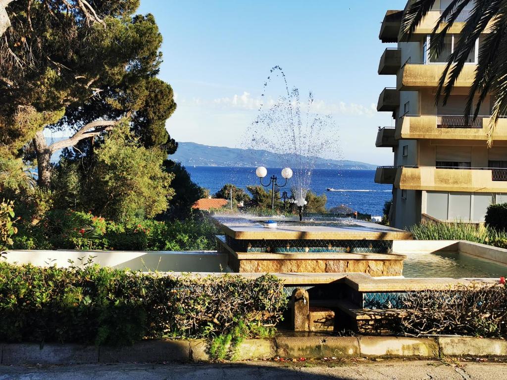 vistas al océano desde un edificio en Appartement Ajaccio Sanguinaires en Ajaccio