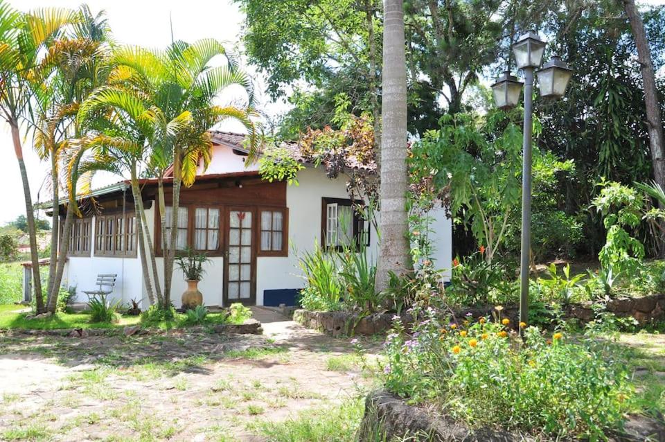 Casa COMPLETA, 2 quartos, Estacionamento GRATUITO, WIFI 300MB, frigobar, microondas, fogão e jardim - Maison De Deux Chambres