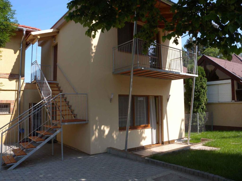 un bâtiment avec des escaliers sur son côté dans l'établissement Apartment in Siofok/Balaton 19746, à Siófok
