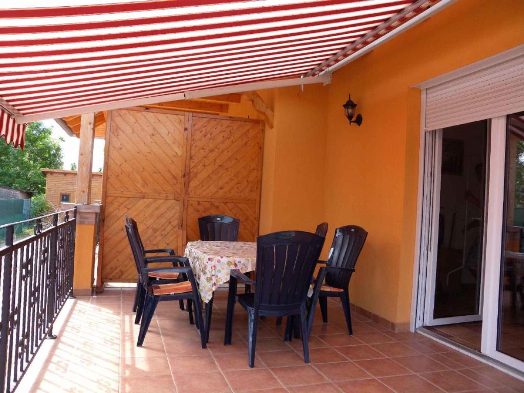un patio avec une table et des chaises sur un balcon dans l'établissement Holiday Home Balatonmariafurdo, Somogy 1, à Balatonmáriafürdő