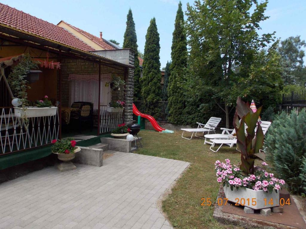 バラトンフェニヴェシュにあるHoliday home in Fonyod/Balaton 18691の裏庭