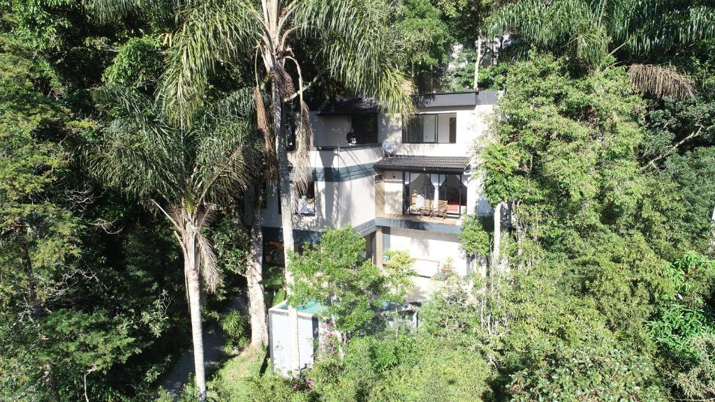 uma vista aérea de uma casa no meio da floresta em BELA VISTA RESERVAs em Petrópolis