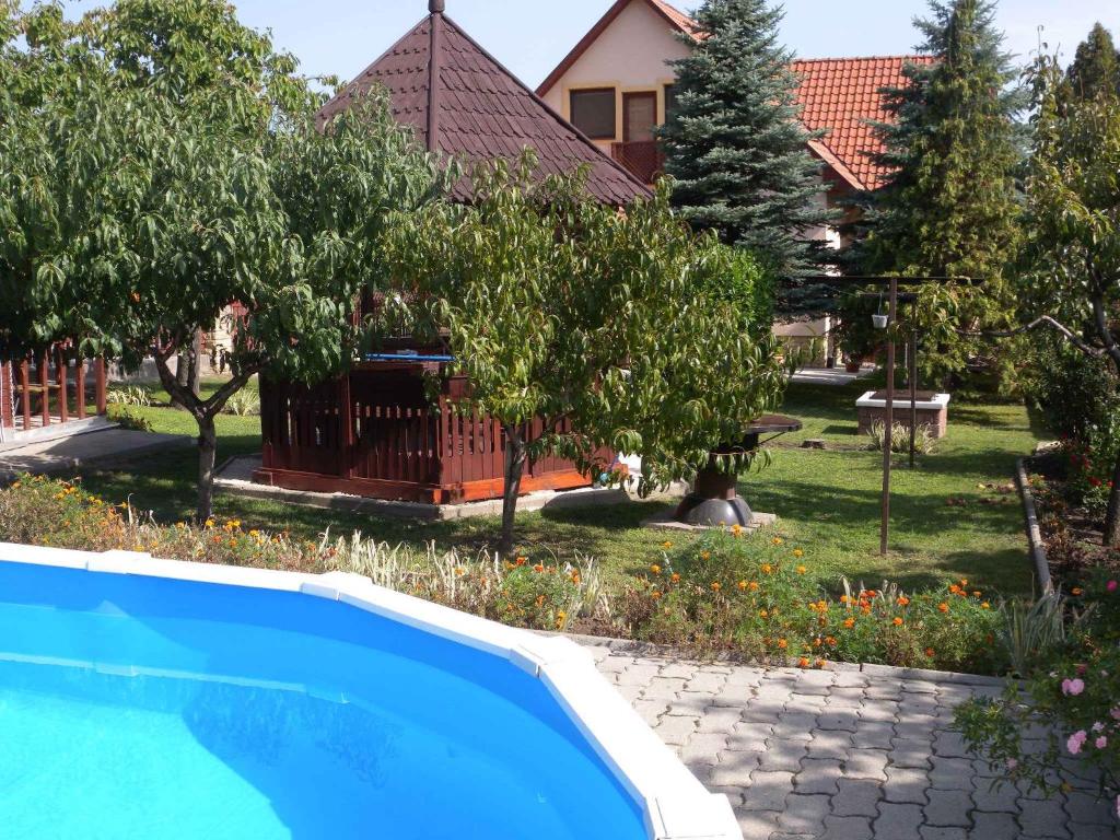 Bazén v ubytovaní Holiday home in Badacsonytomaj 20247 alebo v jeho blízkosti