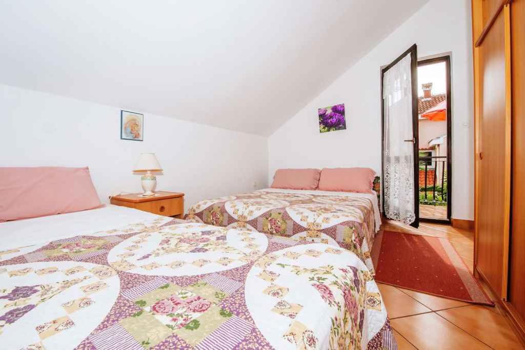 Posteľ alebo postele v izbe v ubytovaní Apartment in Petrcane/Zadar Riviera 7842