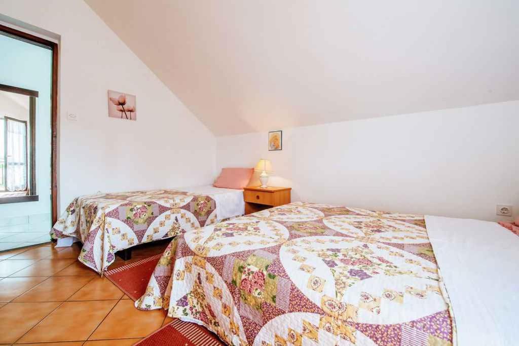 Posteľ alebo postele v izbe v ubytovaní Apartment in Petrcane/Zadar Riviera 7842