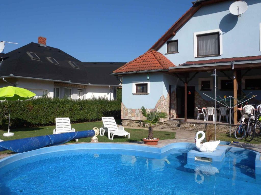 basen ze zjeżdżalnią wodną przed domem w obiekcie Holiday home in Balatonmariafürdo 19325 w mieście Balatonmáriafürdő