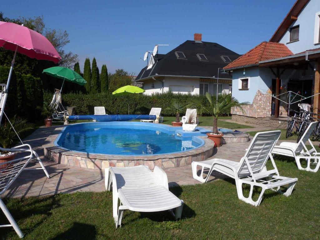 Bazén v ubytovaní Holiday home in Balatonmariafürdo 19325 alebo v jeho blízkosti