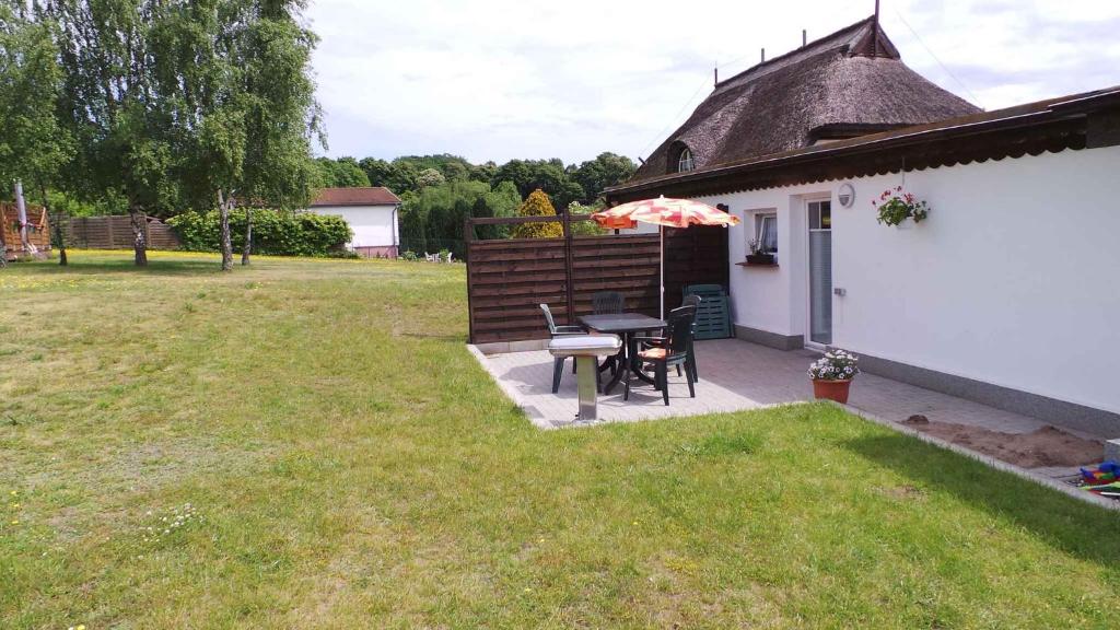 BlieschowにあるHoliday home in Lancken-Granitz 2946のパティオ(テーブル、椅子、パラソル付)