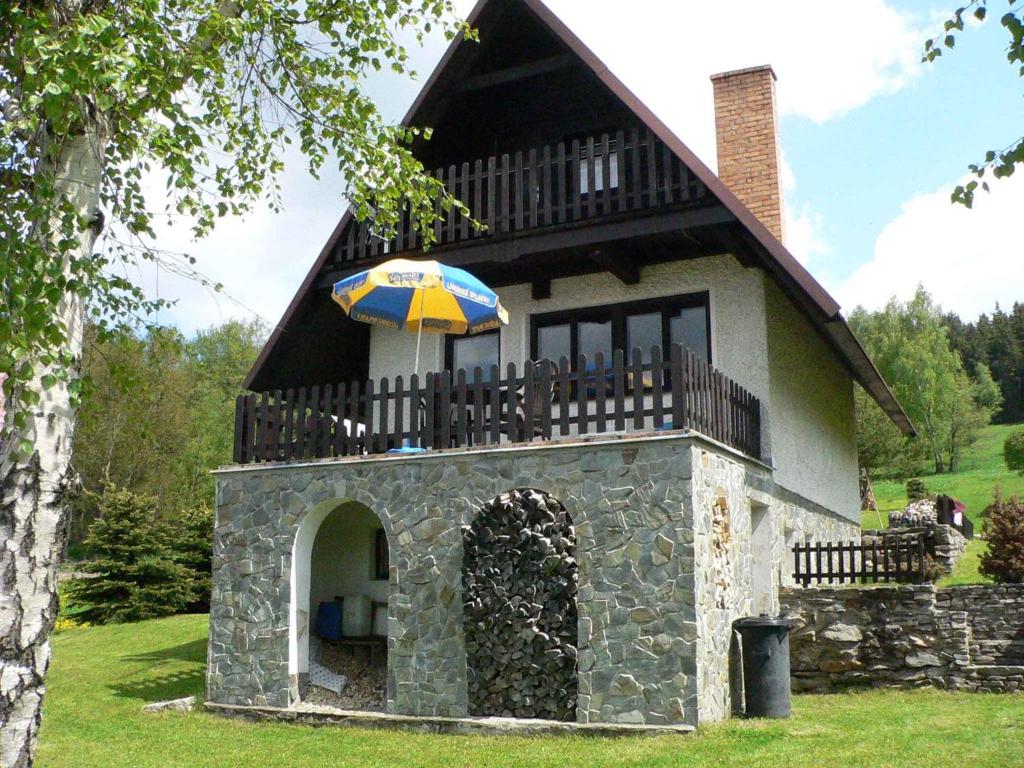 ein Gebäude mit einem Schirm darüber in der Unterkunft Holiday home Marianska/Erzgebirge 1668 in Zálesí