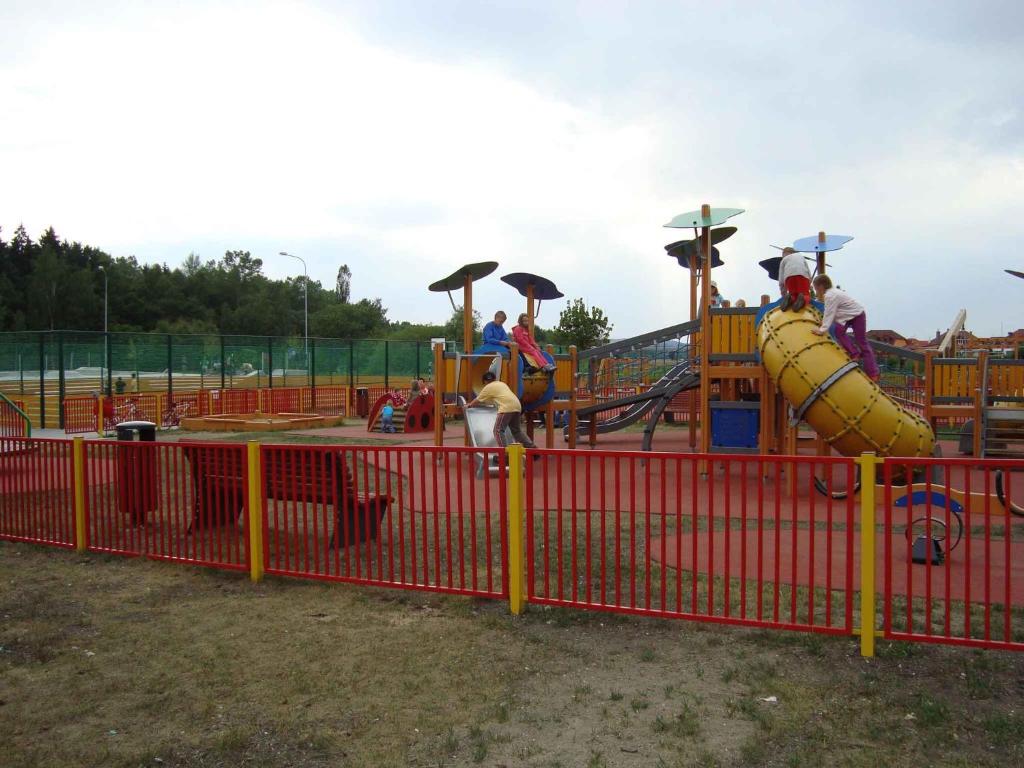 plac zabaw ze zjeżdżalnią i osobami na nim w obiekcie Apartment in Frantiskovy Lazně 1609 w mieście Dolní Lomany