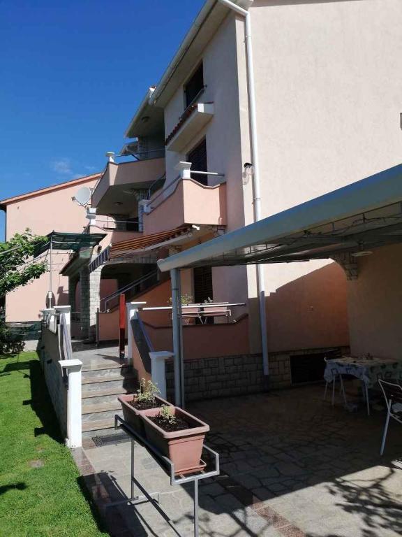 budynek z patio ze stołem i parasolem w obiekcie Apartment Fazana, Istria 11 w Fažanie