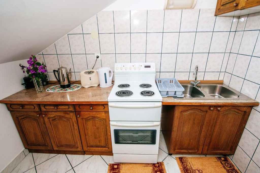 Kuchyňa alebo kuchynka v ubytovaní Apartment in Petrcane/Zadar Riviera 7842