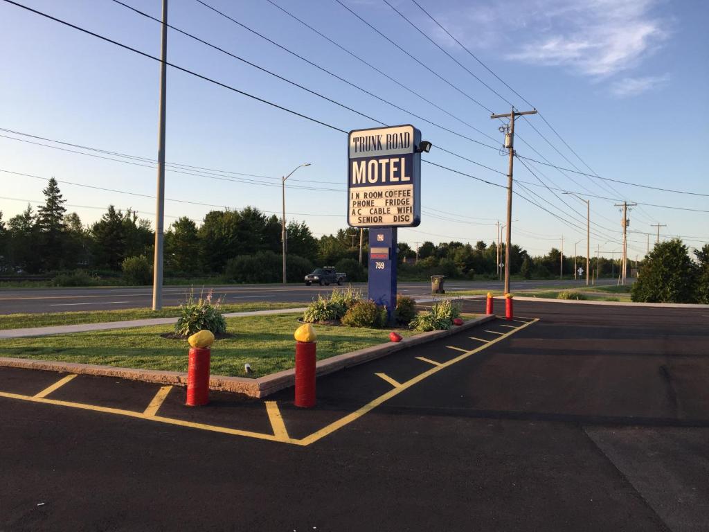 una señal de motel al lado de una carretera en Trunk Road Motel, en Sault Ste. Marie