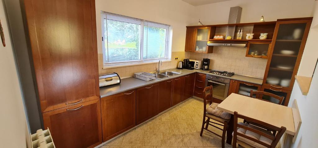 Kuchnia lub aneks kuchenny w obiekcie Sunny Garden Villa with Pool