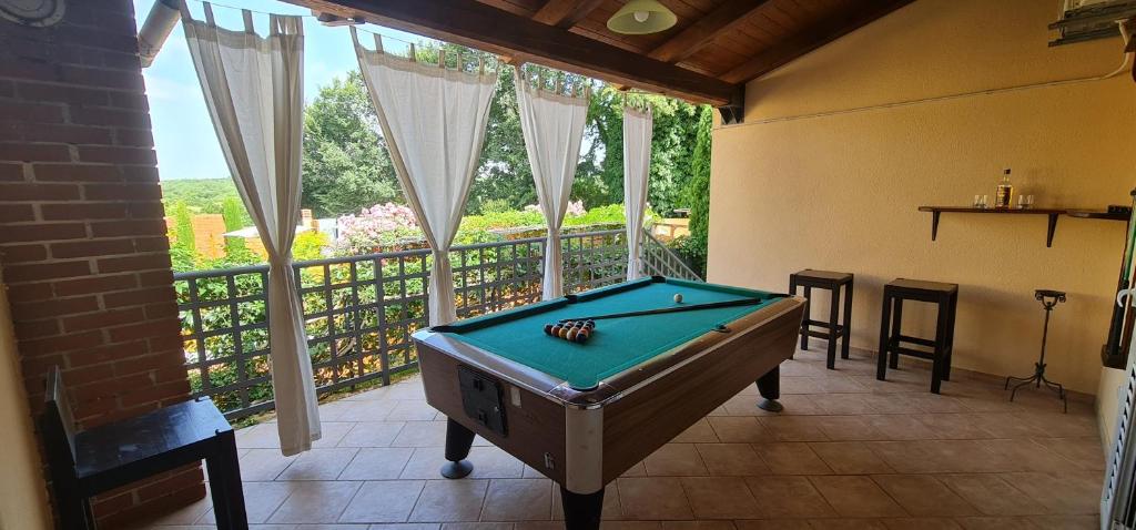 Stół bilardowy w obiekcie Sunny Garden Villa with Pool