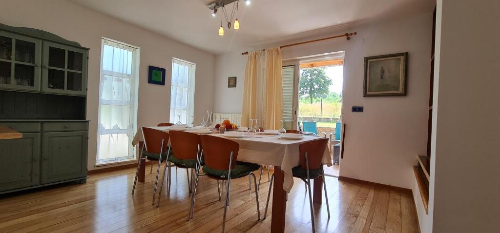 Zdjęcie z galerii obiektu Sunny Garden Villa with Pool w mieście Loborika