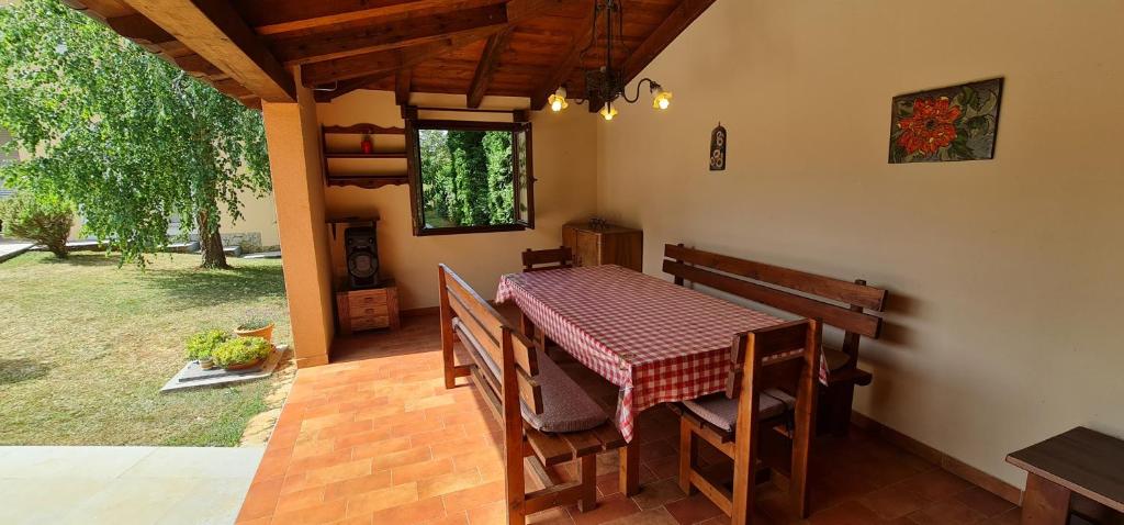 jadalnia ze stołem i krzesłami w domu w obiekcie Sunny Garden Villa with Pool w mieście Loborika