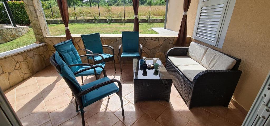 Część wypoczynkowa w obiekcie Sunny Garden Villa with Pool
