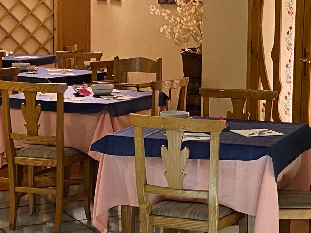 Reštaurácia alebo iné gastronomické zariadenie v ubytovaní Hotel Parco Erosa