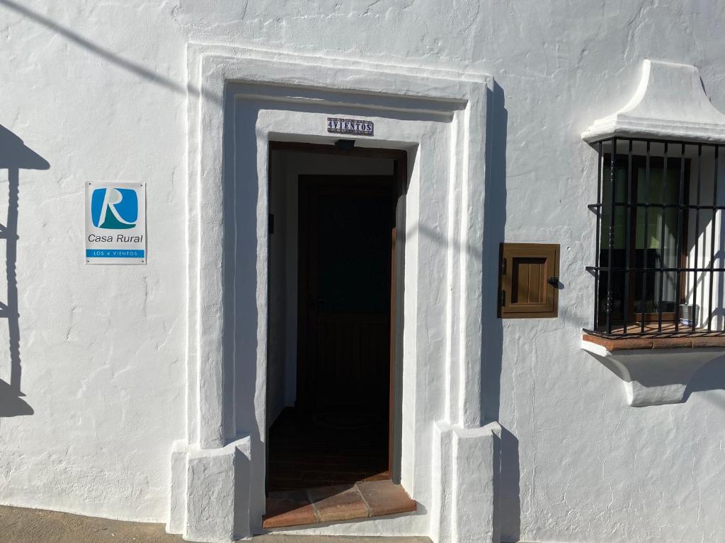 サアラ・デ・ラ・シエラにあるLos 4 Vientosの白い建物の扉