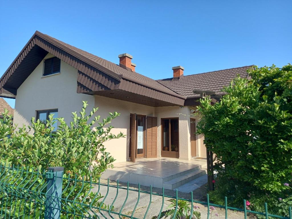 a house with a fence in front of it at Country House Aleš in Gornja Bistrica