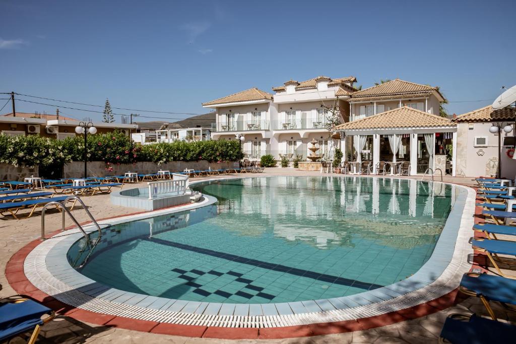 Bazén v ubytování APHRODITE APARTMENTS nebo v jeho okolí