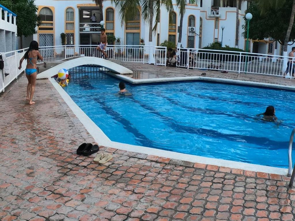 Kolam renang di atau dekat dengan 407 APARTAMENTO RODADERO con piscina