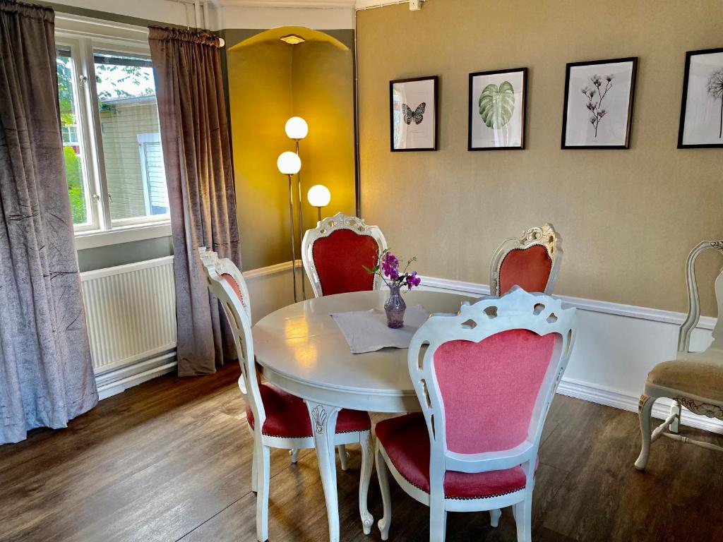 Posezení v ubytování Grenna Hotell