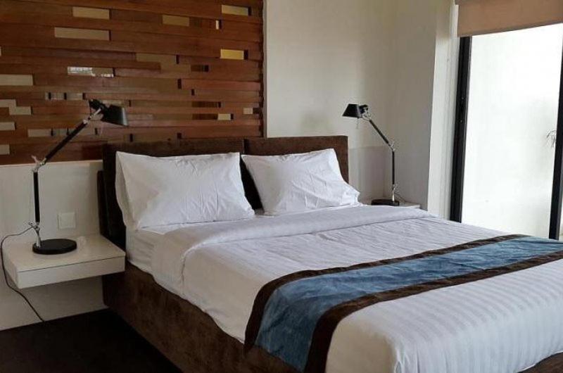 um quarto com uma cama grande e uma cabeceira em madeira em Galaxy Residence Condo em Phnom Penh