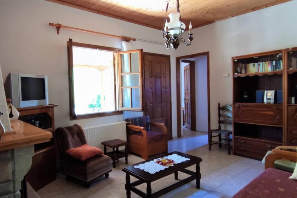 A television and/or entertainment centre at Feli's country house