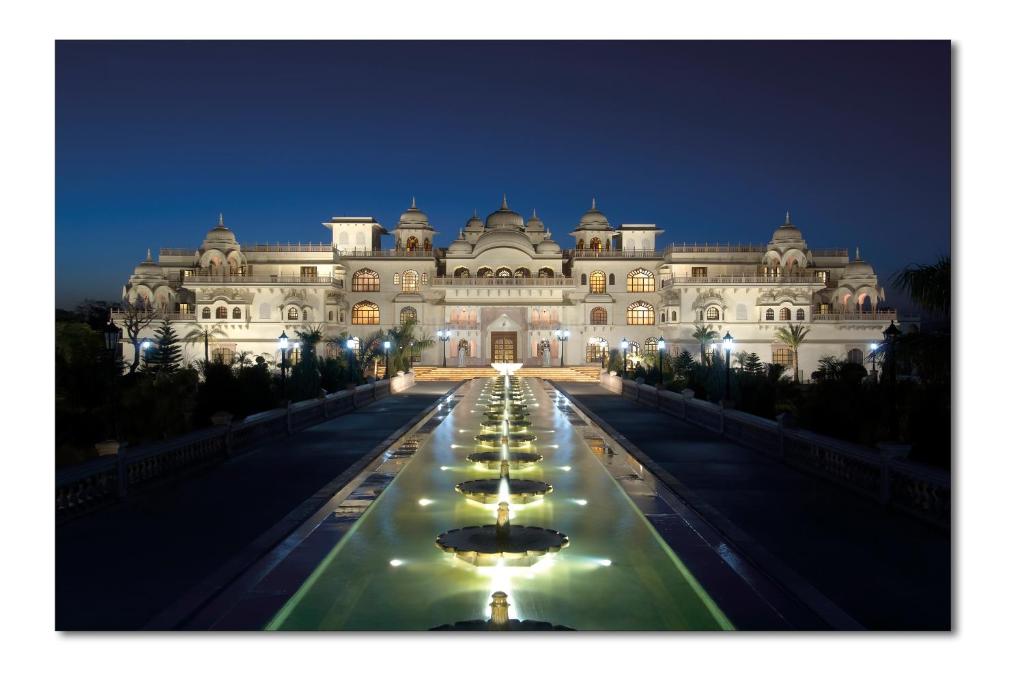 um grande edifício com luzes à frente à noite em Shiv Vilas Resort em Jaipur