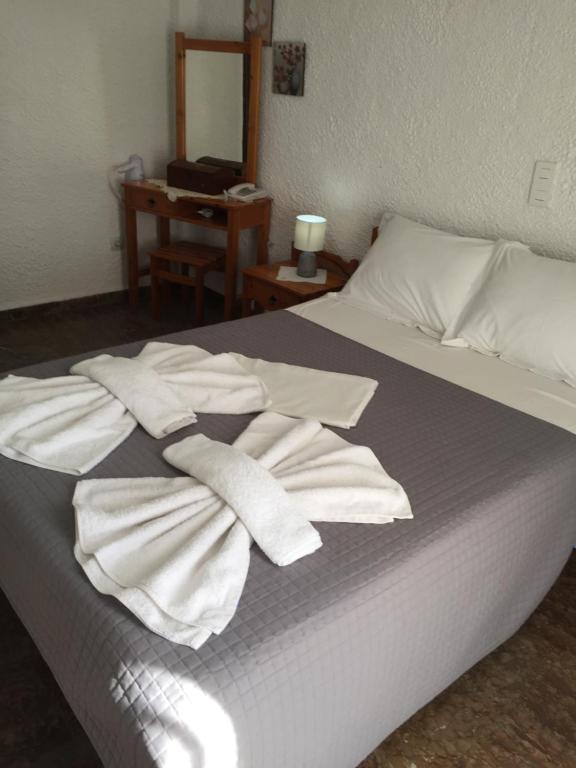 Łóżko lub łóżka w pokoju w obiekcie Chaliotis Apartments