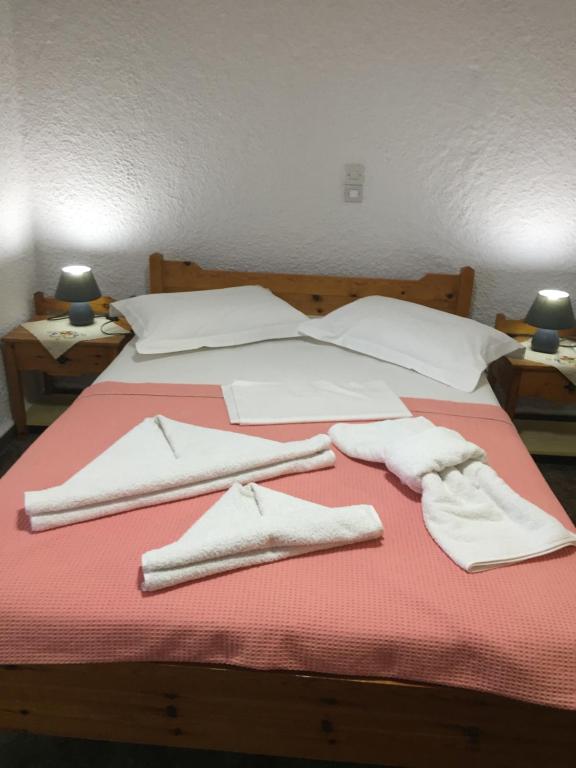 Łóżko lub łóżka w pokoju w obiekcie Chaliotis Apartments