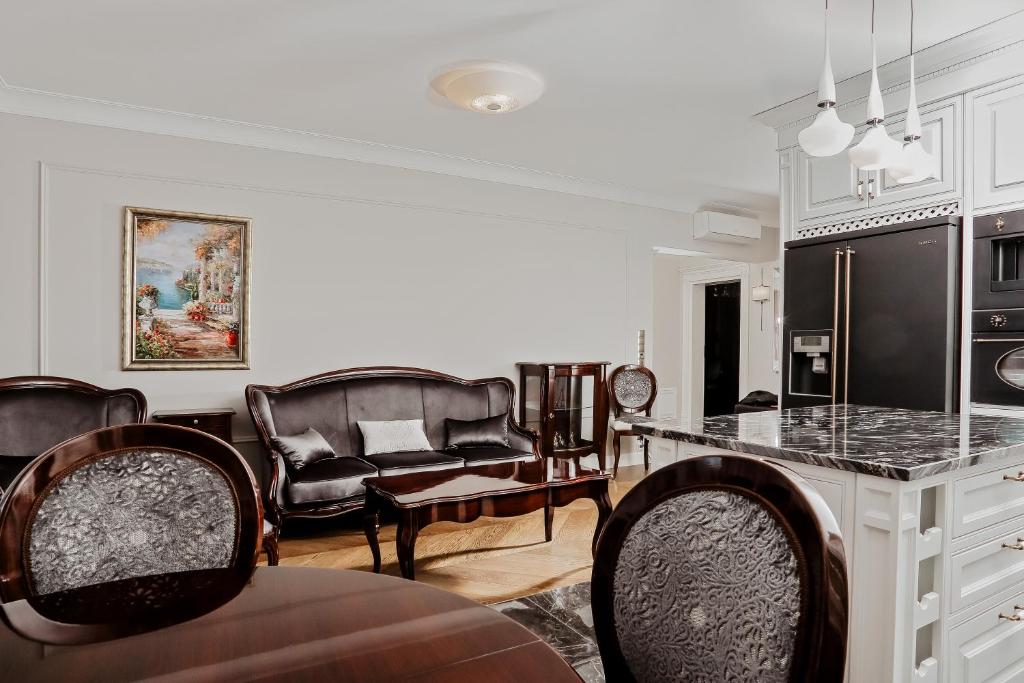 a living room with chairs and a counter top at Apartament Royal in Łomża