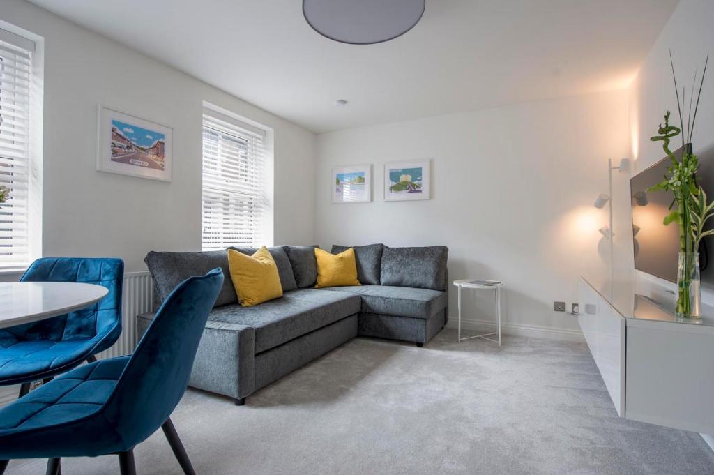 uma sala de estar com um sofá e uma mesa em Penleys Apartment em York