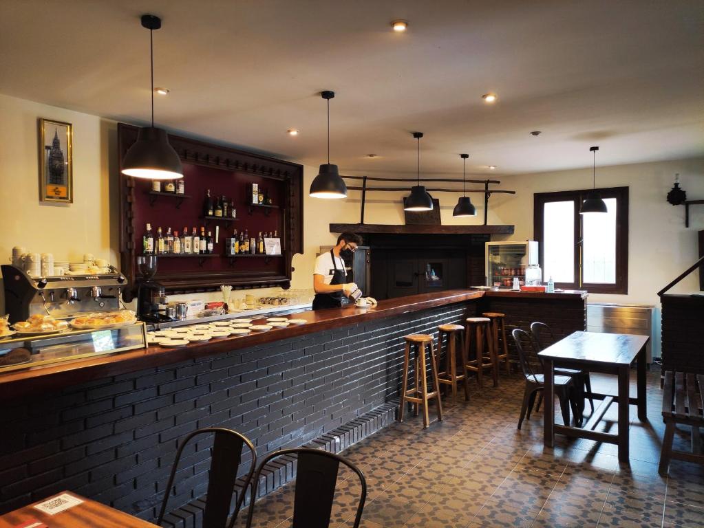 una persona parada en un bar en un restaurante en Hotel Solatorre, en Comillas