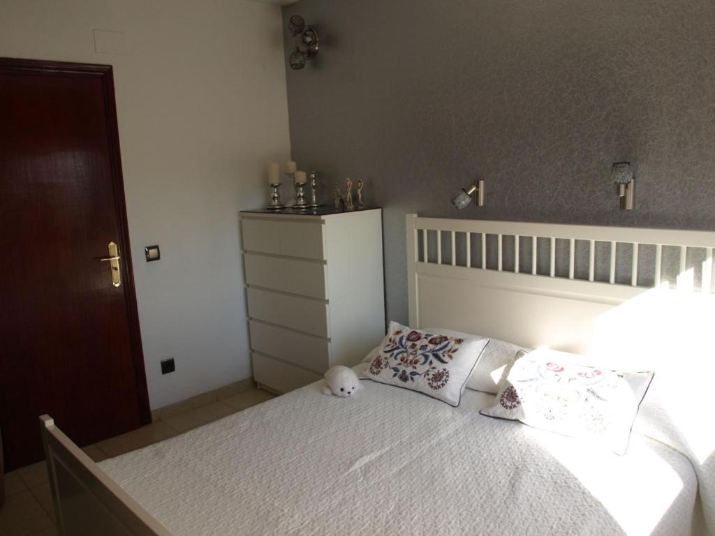 Fotografia z galérie ubytovania Near the beach, 8 bedrooms, sleeps 22, Jacuzzi, Full AC, BBQ, 2 kitchens, 2 dishwashers, fast internet, ping pong, cars not necessary v destinácii Les tres Cales