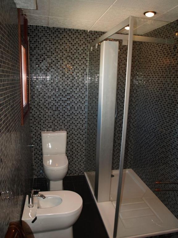 Fotografia z galérie ubytovania Near the beach, 8 bedrooms, sleeps 22, Jacuzzi, Full AC, BBQ, 2 kitchens, 2 dishwashers, fast internet, ping pong, cars not necessary v destinácii Les tres Cales