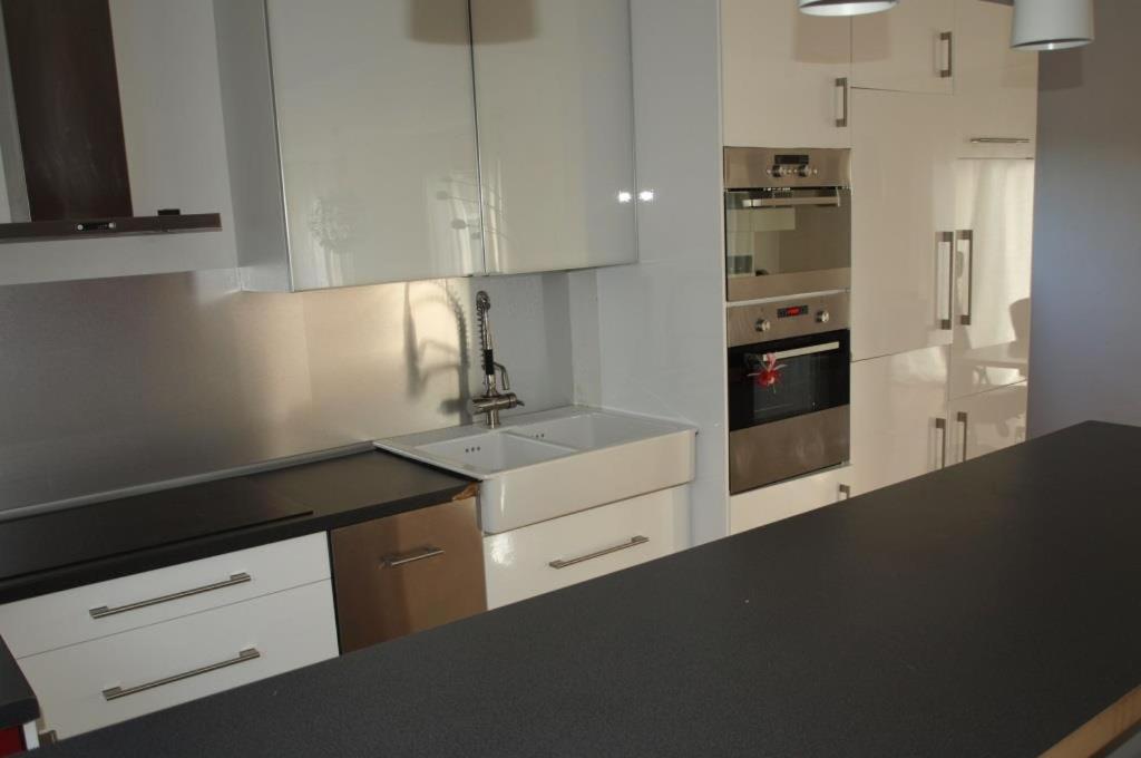 Fotografia z galérie ubytovania Near the beach, 8 bedrooms, sleeps 22, Jacuzzi, Full AC, BBQ, 2 kitchens, 2 dishwashers, fast internet, ping pong, cars not necessary v destinácii Les tres Cales