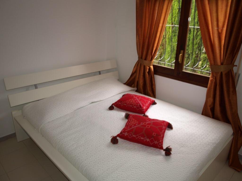 Fotografia z galérie ubytovania Near the beach, 8 bedrooms, sleeps 22, Jacuzzi, Full AC, BBQ, 2 kitchens, 2 dishwashers, fast internet, ping pong, cars not necessary v destinácii Les tres Cales