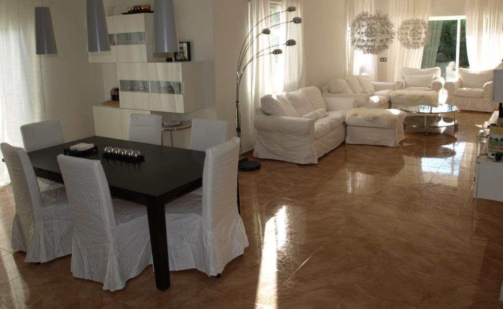 Fotografia z galérie ubytovania Near the beach, 8 bedrooms, sleeps 22, Jacuzzi, Full AC, BBQ, 2 kitchens, 2 dishwashers, fast internet, ping pong, cars not necessary v destinácii Les tres Cales
