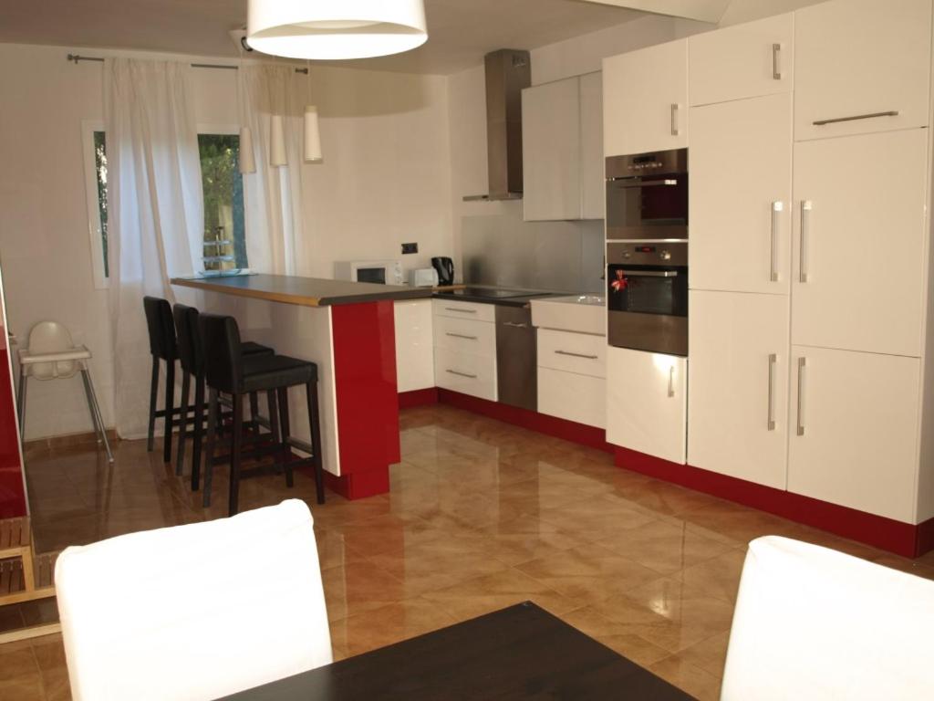 Fotografia z galérie ubytovania Near the beach, 8 bedrooms, sleeps 22, Jacuzzi, Full AC, BBQ, 2 kitchens, 2 dishwashers, fast internet, ping pong, cars not necessary v destinácii Les tres Cales