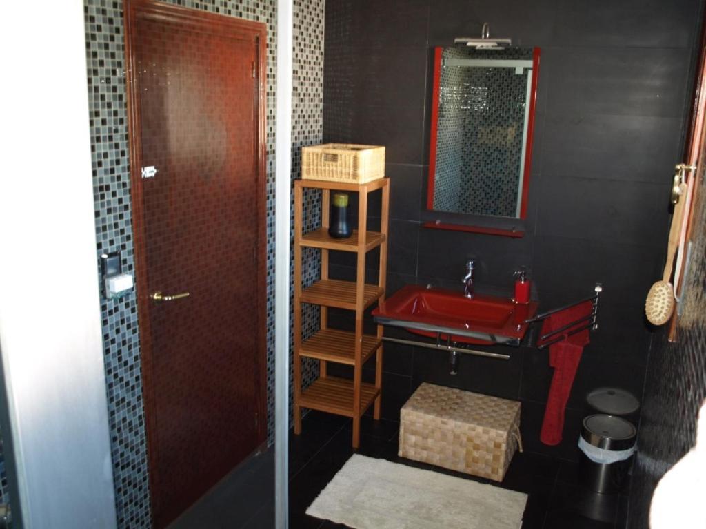 Fotografia z galérie ubytovania Near the beach, 8 bedrooms, sleeps 22, Jacuzzi, Full AC, BBQ, 2 kitchens, 2 dishwashers, fast internet, ping pong, cars not necessary v destinácii Les tres Cales