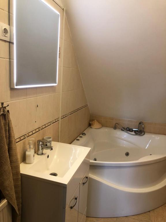 Łazienka w obiekcie RELAX Apartman