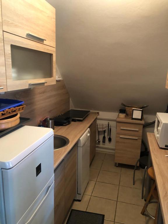 Kuchnia lub aneks kuchenny w obiekcie RELAX Apartman