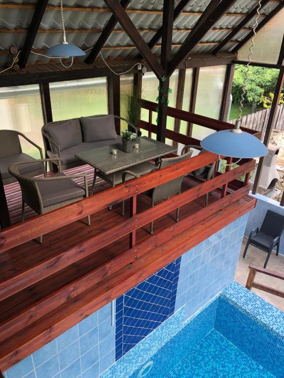 patio ze stołem i basenem w obiekcie RELAX Apartman w Nyíregyházie