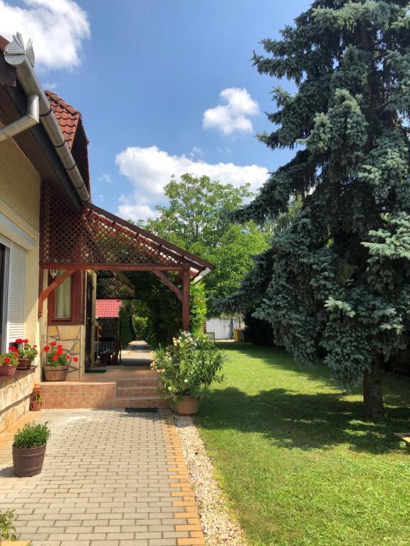 Ogród w obiekcie RELAX Apartman