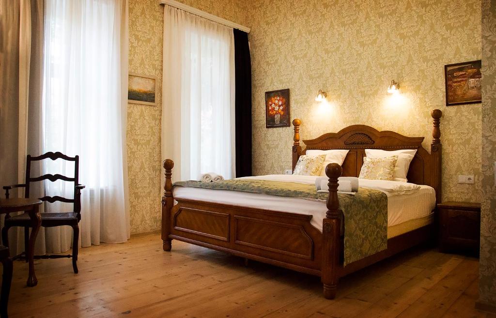 Un dormitorio con una cama en una habitación con ventana. en Always Welcome, en Tiflis